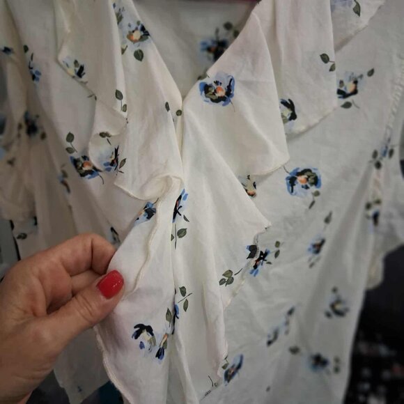 NWOT Universal Thread Cream Floral Print Cap Sleeve Blouse, Ruffles, MEDIUM - Picture 3 of 12